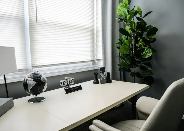 Apartment 2br W/ Workspace - Coffee Bar - Near Transit Chicago