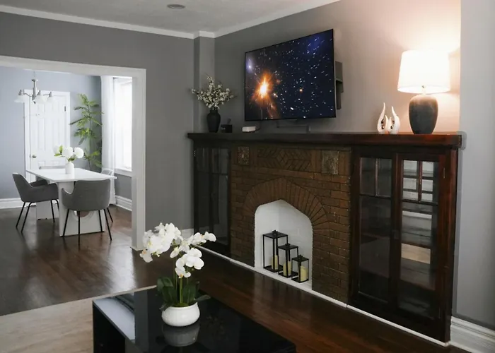 2br W/ Workspace - Coffee Bar - Near Transit Apartment