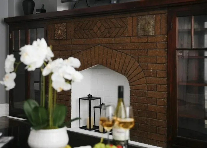 2br W/ Workspace - Coffee Bar - Near Transit *