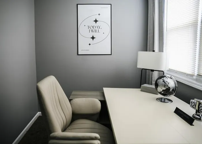 2br W/ Workspace - Coffee Bar - Near Transit Apartment *