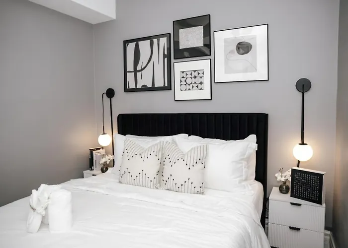 Apartment 2br W/ Workspace - Coffee Bar - Near Transit