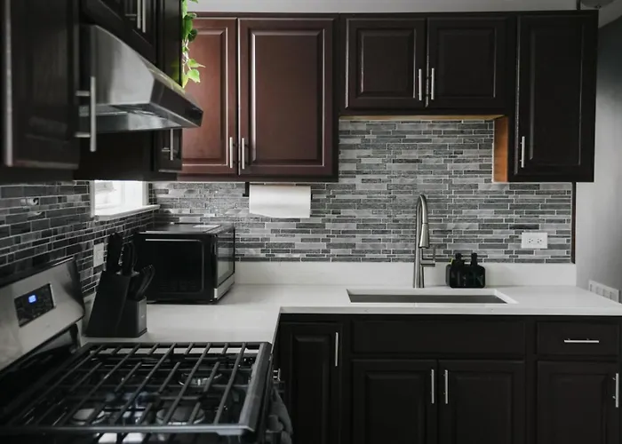 2br W/ Workspace - Coffee Bar - Near Transit Apartment