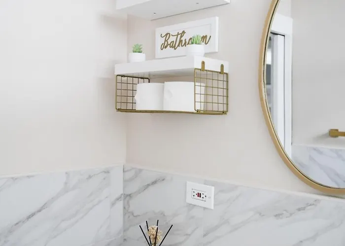 Apartment 2br W/ Workspace - Coffee Bar - Near Transit *