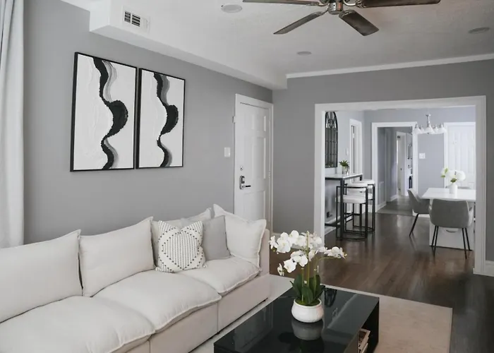 2br W/ Workspace - Coffee Bar - Near Transit *