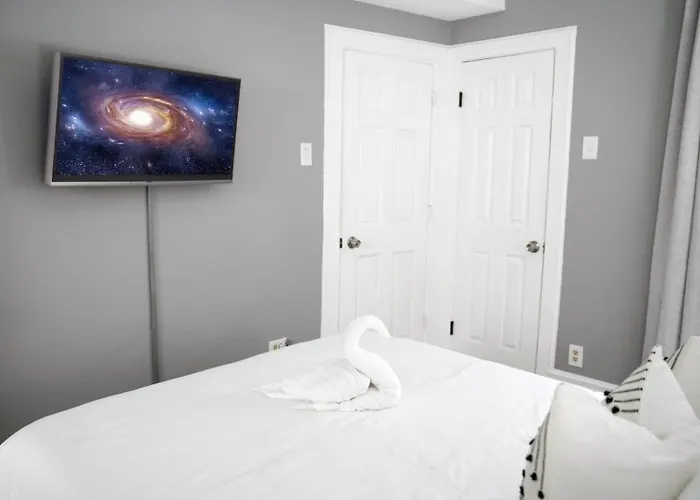 Apartment 2br W/ Workspace - Coffee Bar - Near Transit Chicago