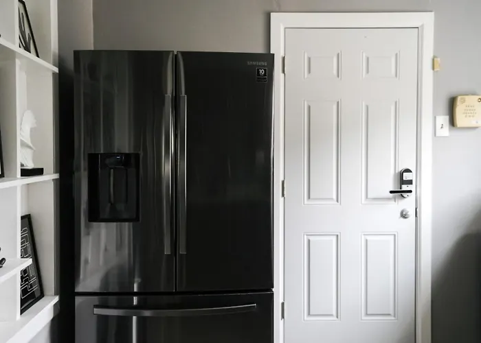 Apartment 2br W/ Workspace - Coffee Bar - Near Transit Chicago