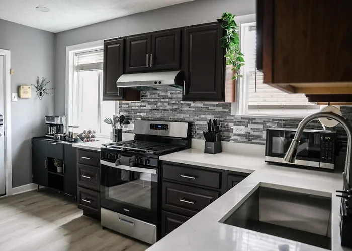 Apartment 2br W/ Workspace - Coffee Bar - Near Transit *